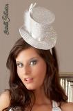 Cappello argentato con cerchietto e piuma.
