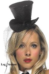 Mini cappellino con veletta.