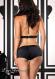 Top e shorts neri.