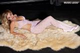 Catsuit in pizzo rosa a motivo floreale.