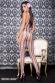 Catsuit a rete rosa con strisce nere.