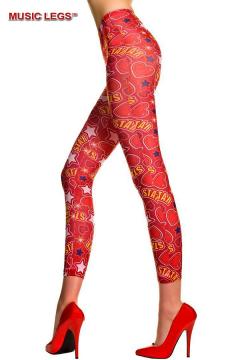 Leggings rossi con fantasia e scritte.