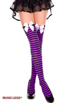 Calze a righe con merletto e fiocco.