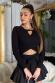 Maglia corta nera con incrocio e cut-out