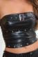 Top a fascia in similpelle con borchie e fibbia. Nero
