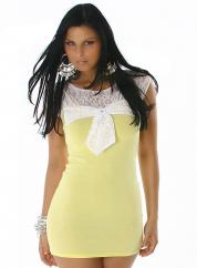 Mini abito giallo con pizzo bianco.