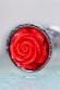 Plug in metallo con rosa rossa.