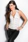 Top bianco con zip e borchie dorate.