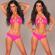 Costume da bagno fucsia con catena dorata.