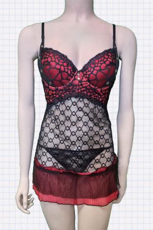 Chemise in tulle ricamato con borchie e volants. Nero-rosso