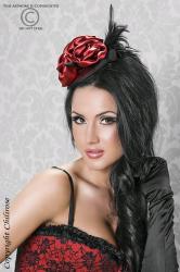 Accessorio per capelli con rose bordeaux.