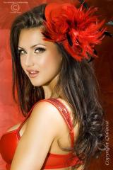 Cappellino rosso con piume.