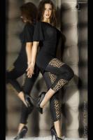 Leggings neri con inserti leopardati.