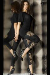 Leggings neri con inserti leopardati.