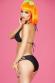 Bikini nero con catenelle dorate.
