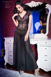 Neglig lunga in tulle e pizzo.