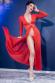 Vestaglia rossa in tulle con inserti in pizzo.