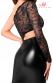 Abito midi con top in pizzo asimmetrico.