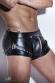 Shorts con aperture ed occhielli metallici.